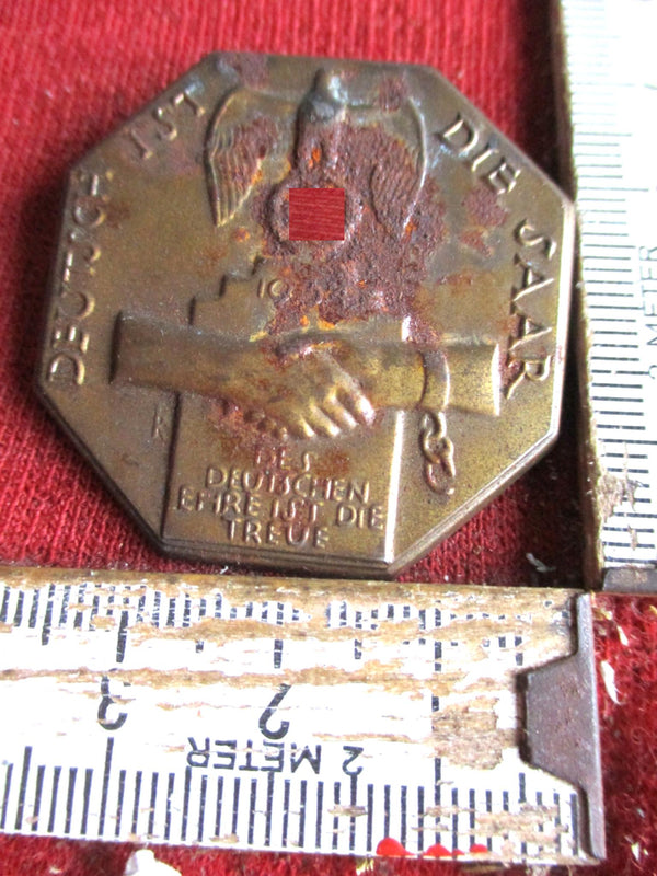 1934 Abzeichen DEUTSCH IST DIE SAAR-- DES DEUTSCHEN EHRE IST DIE TREUE An Nadel mit HK