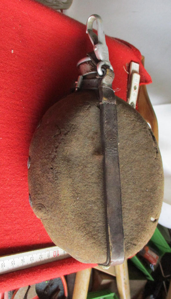 Wehrmacht Waffen-SS Feldflasche M31, mit Beriemung, Verschluß und Filzüberzug,