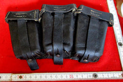 SS Magazintasche 3-fach Schwarzes genarbtes Leder, Eisennieten, SS-Markierung 40 im Leder