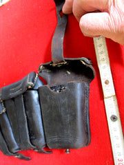 SS Magazintasche 3-fach Schwarzes genarbtes Leder, Eisennieten, SS-Markierung 40 im Leder