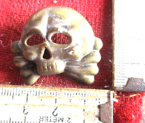 SS Totenkopf Abzeichen rückseitig 2 Splinte zum befestigen aus einem alten Händlerbestand