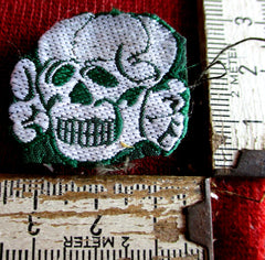 SS Totenkopf Abzeichen auf grünem Baumwollstoff Infanterie Grenadiere