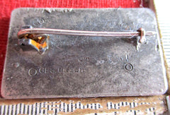 ORIGINAL Orden und Ehrenzeichen Deutschland Drittes Reich, 1933-1945 Probe oder Präsentationrakfeier Chemnitz 1933. Rechteckige Platte, Silber 925, massiv, mit Darstellung des achteckigen Abzeichens. 43 X 25 mm; 31,99 g.vorzüglich