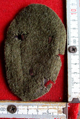 Wehrmacht Ostfront Demjansk - Schild 1942 Eisen getönt, auf feldgrauer Unterlage mit Rückenplatte, ohne Papierabdeckung