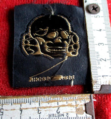 SS Totenkopf aus Stoff GES. GESCH. Maschinenstickerei auf einem Seiden Hintergrund aus einem alten Händlerbestand