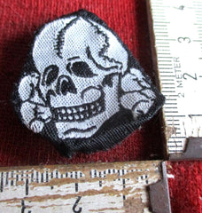 SS Totenkopf aus Stoff in schwarz aus einem alten Händlerbestand