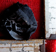 SS Totenkopf aus Stoff in schwarz aus einem alten Händlerbestand