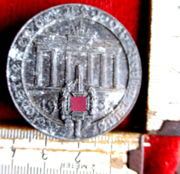 SA Tag Berlin 1937 NSDAP Abzeichen gemarkt an Nadel mit HK