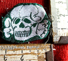 SS Totenkopf aus Stoff in grün gemarkt aus einem alten Händlerbestand