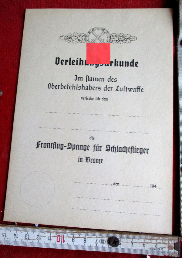 Orden Luftwaffe mit HK Urkunde blanko Frontflugspange für Schlachtflieger in Bronze aus einem alten Händlerbestand