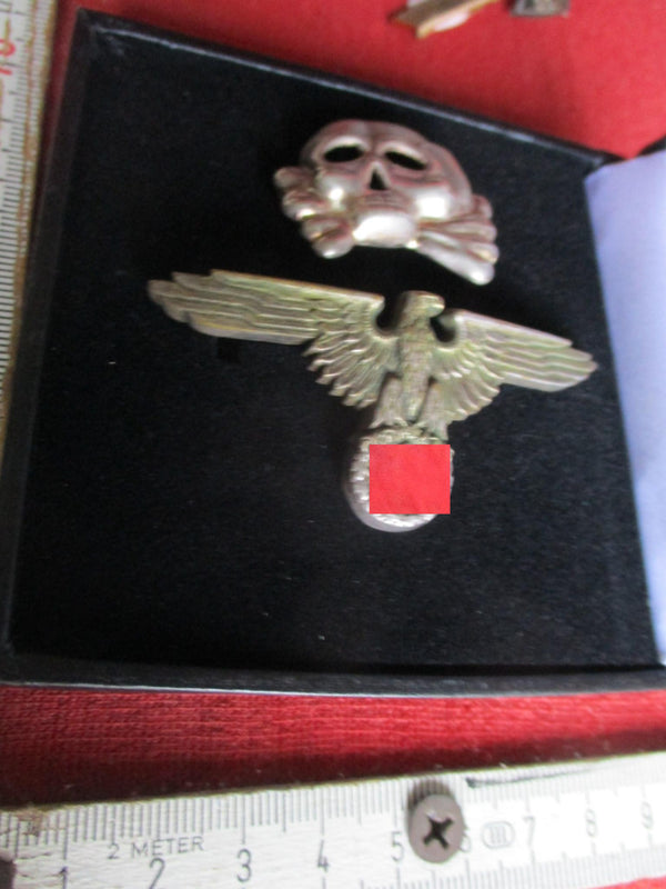 SS Mütze Abzeichen Reichsadler HK Totenkopf rückseitig je 2 Splinte zum befestigen Kammerstück mit Etui