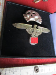 SS Mütze Abzeichen Reichsadler HK Totenkopf rückseitig je 2 Splinte zum befestigen Kammerstück mit Etui