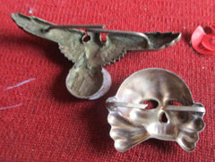 SS Mütze Abzeichen Reichsadler HK Totenkopf rückseitig je 2 Splinte zum befestigen Kammerstück mit Etui