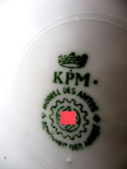 KPM Suppenteller zum Kantinengeschirr, Unterglasurmarke "Modell des Amtes Schönheit der Arbeit" sowie Hakenkreuz im Zahnkranz, Durchmesser 24,5cm.