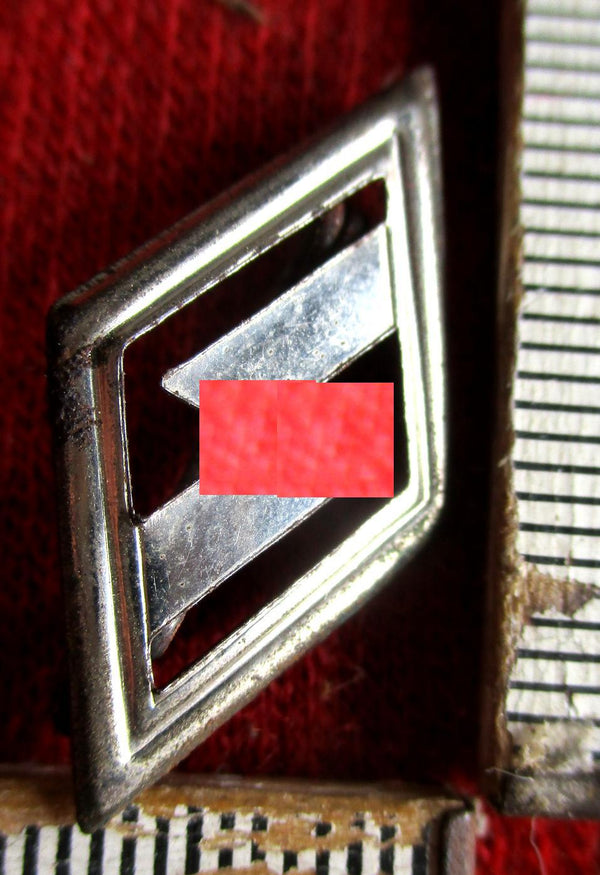 Pimpfe SS Blitz Rune aus Metall an Nadel aus einem alten Händlerbestand