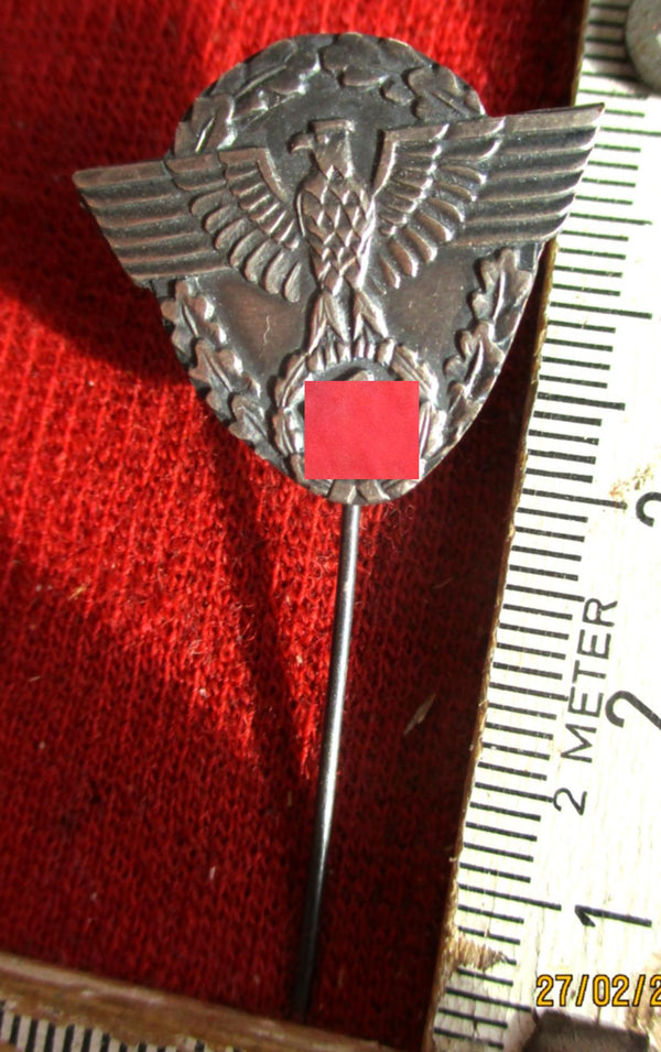 SiegerNadel Anstecknadel ORDEN Wehrmacht mit HK im Eichenlaub Kranz aus einem alten Händlerbestand