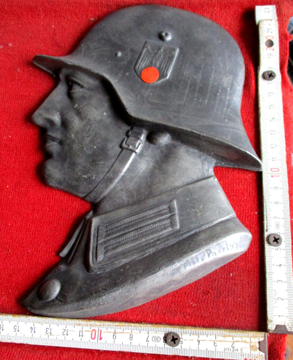 Wehrmacht Soldat mit Stahlhelm mit HK Emblem Wand Relief gemarkt Maße ca 220x150 mm