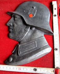 Wehrmacht Soldat mit Stahlhelm mit HK Emblem Wand Relief gemarkt Maße ca 220x150 mm