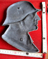 Wehrmacht Soldat mit Stahlhelm mit HK Emblem Wand Relief gemarkt Maße ca 220x150 mm