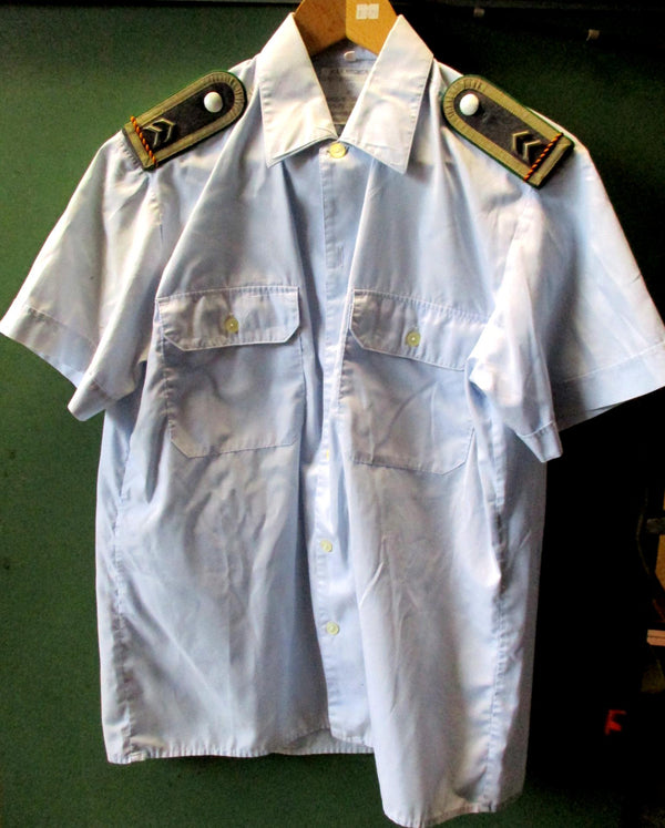 SOMMER Hemd mit Schulterklappen Oberfeldwebel Litze schwarz rot gold Infanterie Größe 40 aus einem alten Händlerbestand