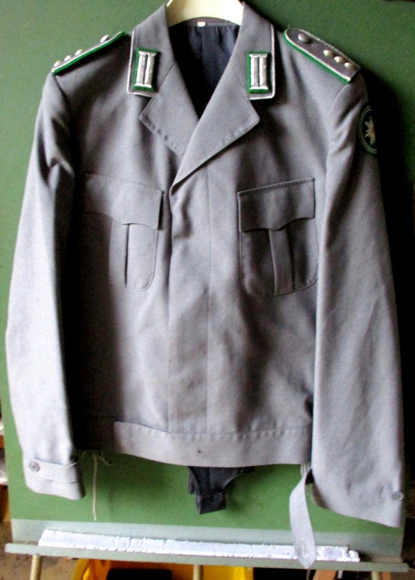 Gebirgsjäger Hauptmann Uniform Rock Jacke + Hose Breeches Bundeswehr mit Abzeichen Größe siehe Etikett aus einem alten Händlerbestand