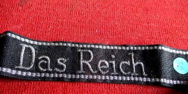 SS Ärmelband der Waffen - SS Division "DAS REICH" Weiße Wollfadenstickerei auf gewebter schwarzer Tuchunterlage mit versilberten Metallfäden Maße 44 x 3 cm