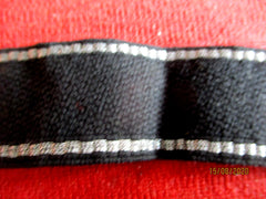 SS Ärmelband der Waffen - SS Division "DAS REICH" Weiße Wollfadenstickerei auf gewebter schwarzer Tuchunterlage mit versilberten Metallfäden Maße 44 x 3 cm