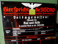 Dreifarbig emailliertes Blechschild "Hier spricht die NSDAP" Volksgenossen braucht Ihr Rat und Hilfe so wendet Euch an die NSDAP" weitere Felder zum Eintragen von Öffnungszeiten