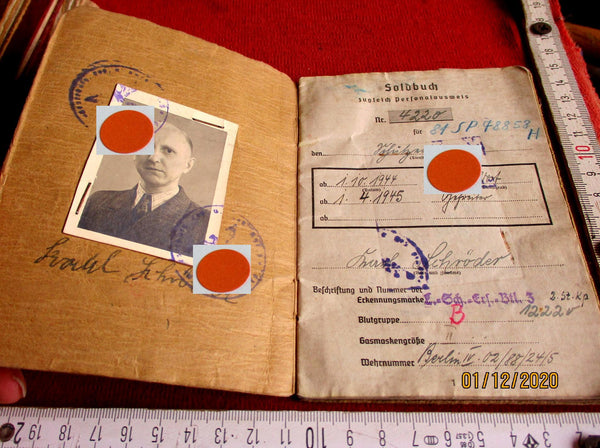 Wehrpass Soldbuch Wehrmacht mit HK ausgefüllt aus einem alten Händlerbestand