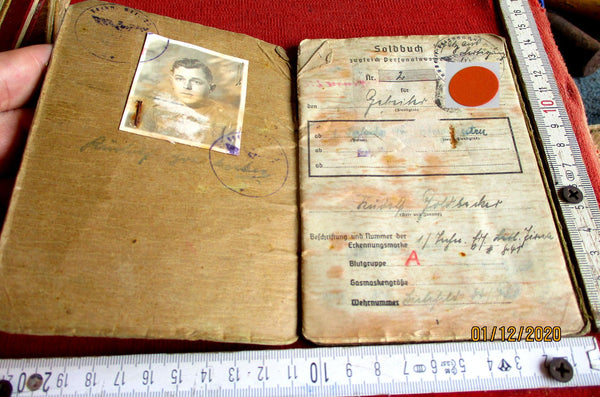 Wehrpass Soldbuch Wehrmacht mit HK ausgefüllt Infanterie aus einem alten Händlerbestand
