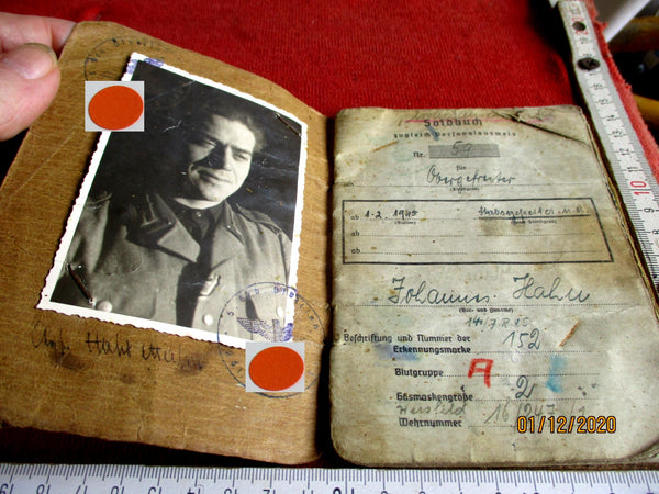 Militärpaß Soldbuch Ausweis Wehrmacht mit vielen Eintragungen und Stempelungen  aus einem alten Händlerbestan