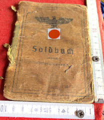 Militärpaß Soldbuch Ausweis Wehrmacht mit vielen Eintragungen und Stempelungen  aus einem alten Händlerbestan