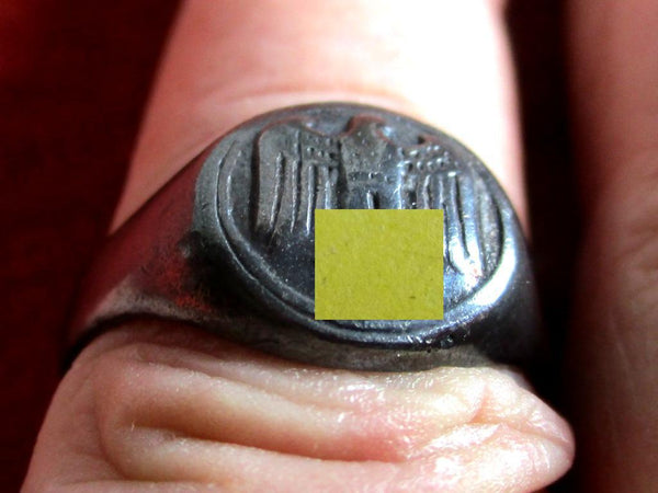 Reichsadler mit HK Ring erhaben Durchmesser ca 20 mm aus Metall super Sammlerring für die Vitrine eine sehr gute Sammleranfertigung. Zustand 2