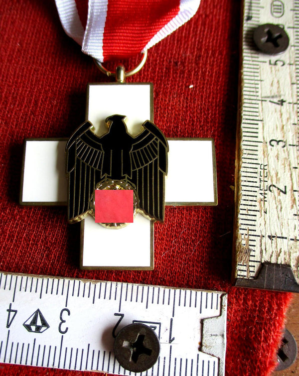 Ehrenzeichen für Deutsche Volkspflege 1. Stufe Halskreuz, Buntmetall vergoldet und emailliert, mit aufgelegtem Adler