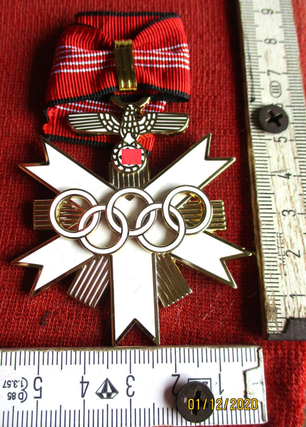 Deutsches Olympia-Ehrenzeichen 1. Stufe emailliert Olympiade Berlin 1936 Halskreuz, Buntmetall vergoldet und emailliert, mit Adler und HK