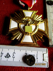 NSDAP Dienstauszeichnung in Gold Treue für Führer und Volk Buntmetall vergoldet und emailliert, mit Adler und HK