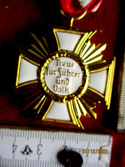 NSDAP Dienstauszeichnung in Gold Treue für Führer und Volk Buntmetall vergoldet und emailliert, mit Adler und HK