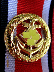 Ehrenblattspange Marine Ehrentafelspange der Kriegsmarine Ehrenblattspange vergoldet auf EK 2 Band