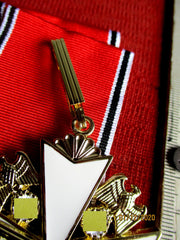 Halskreuz am breiten Band Deutscher Adlerorden Verdienstkreuz 2. Stufe mit Schwertern mit HK gemarkt