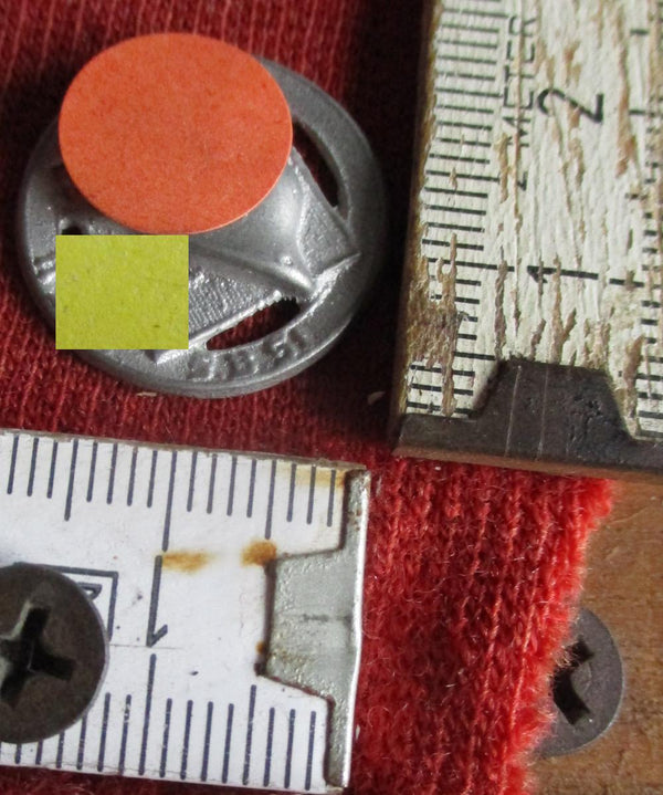 Stahlhelm Abzeichen mit HK aus Metall