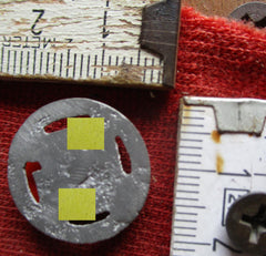 Stahlhelm Abzeichen mit HK aus Metall