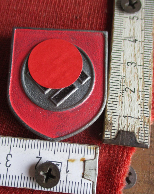 Wehrmacht Stahlhelm Wappen rückseitig 3 Splinte zum befestigen für Uniform Abzeichen mit HK aus Metall
