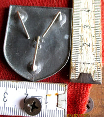 Wehrmacht Stahlhelm Wappen rückseitig 3 Splinte zum befestigen für Uniform Abzeichen mit HK aus Metall