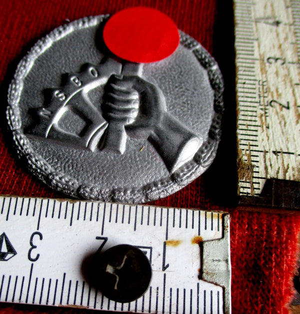 DAF NSBO Nationalsozialistische Betriebszellenorganisation altes Abzeichen mit HK aus Metall