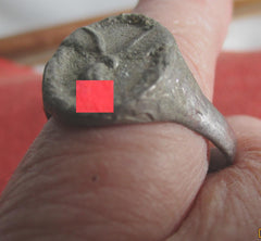 Aviateur de chasse de la Luftwaffe / Bague de collection (reproduction) à croix gammée, métal, Ø env. 20 mm, avec dommages | Militaria Hoya