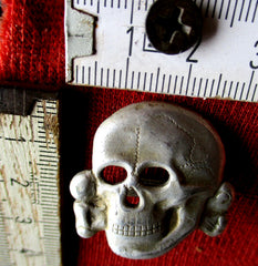 SS Mütze Abzeichen Totenkopf + Knochen Panzer rückseitig 2 Splinte zum befestigen Skull
