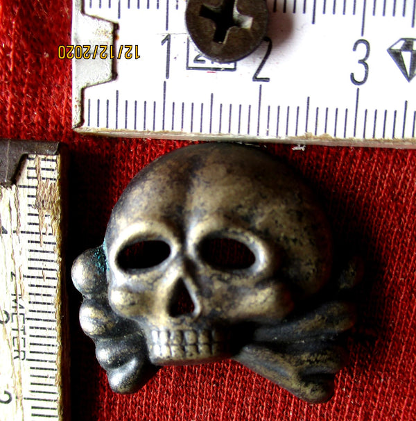 SS Mütze Abzeichen Panzer Totenkopf + Knochen rückseitig 2 Splinte zum befestigen schöne Patina