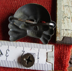 SS Mütze Abzeichen Panzer Totenkopf + Knochen rückseitig 2 Splinte zum befestigen schöne Patina