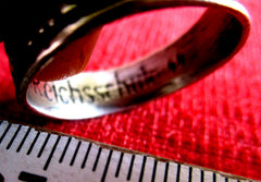 Collectionneur SS – Devise « Meine Ehre heißt Treue », runes et croix gammée du Reichsführer-SS, métal