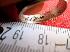 Collectionneur SS – Devise « Meine Ehre heißt Treue », runes et croix gammée du Reichsführer-SS, métal